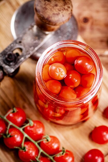 Foto tomates maduros en escabeche en un tarro de cristal