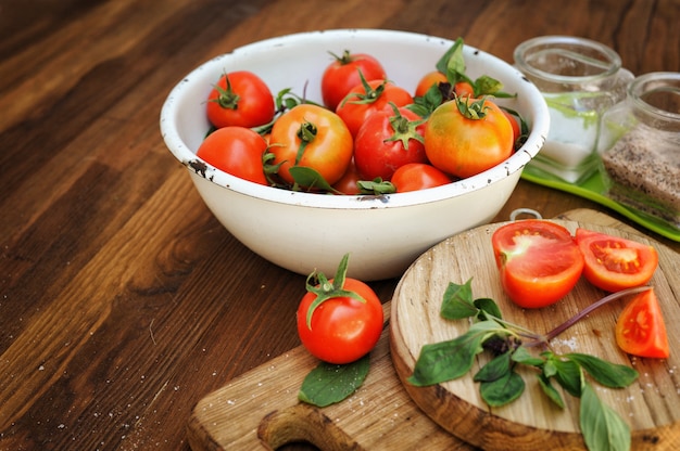 Tomates maduros frescos en la mesa