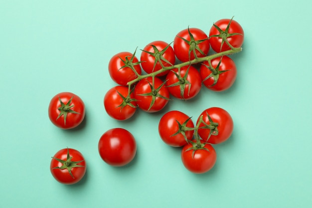 Tomates maduros frescos sobre fondo de menta, vista superior