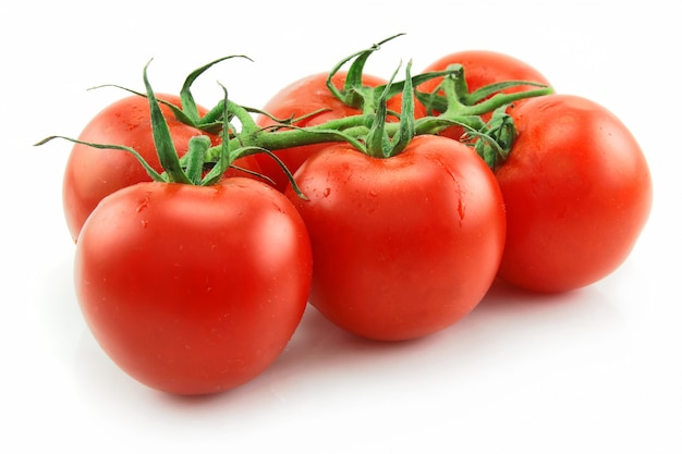 Tomates maduros isolados no branco