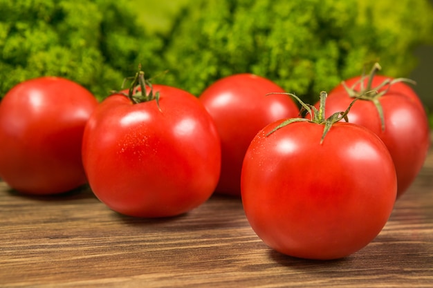 Tomates maduros en una mesa de madera rústica