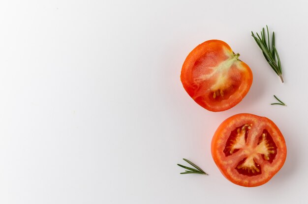 Tomates maduros en la mesa