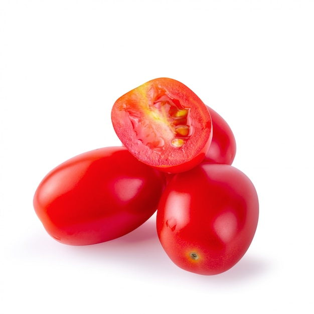 Tomates maduros rojos aislados sobre fondo blanco