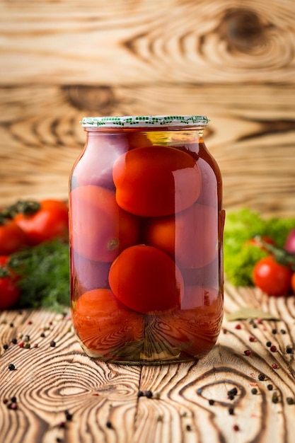 Tomates marinados con especias e ingredientes sobre un fondo de madera