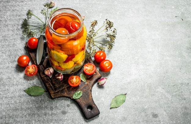 Tomates marinados con hierbas.