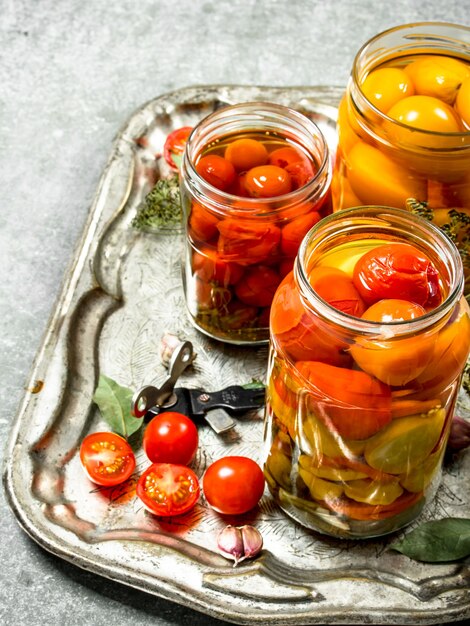 Tomates marinados con hierbas.