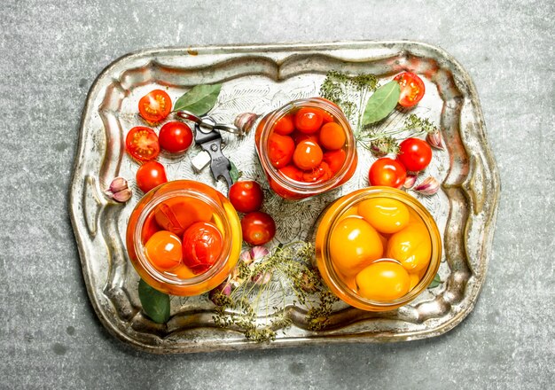 Tomates marinados con hierbas.