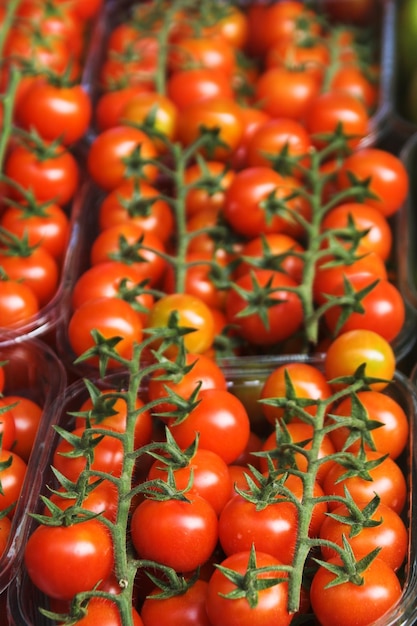 Tomates en un mercado callejero