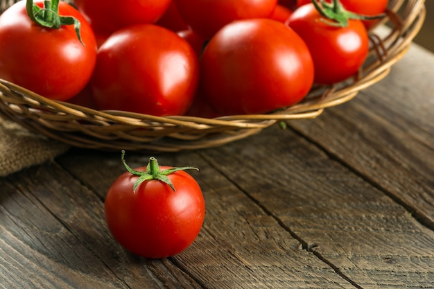 Tomates en mesa de madera antigua