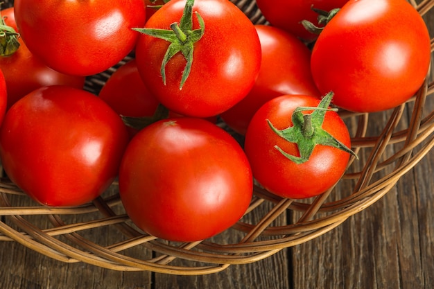 Tomates en mesa de madera antigua