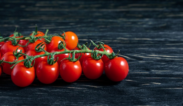 Tomates en una mesa de madera negra oscura