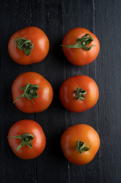 Tomates en mesa de madera oscura