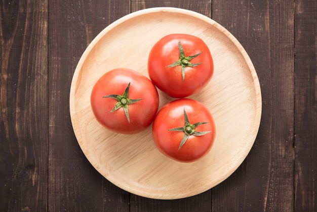 Tomates en la mesa de madera vieja