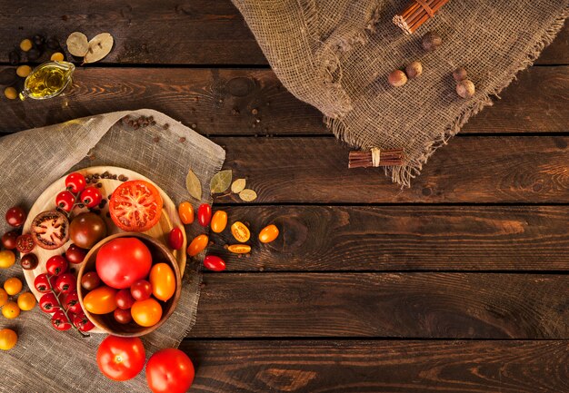 Tomates en mesa de madera