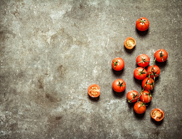 Tomates mojados en mesa de piedra