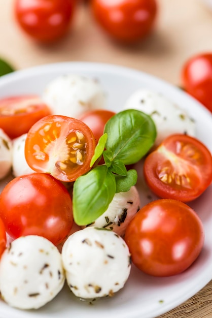 Tomates y Mozzarella con Albahaca fresca