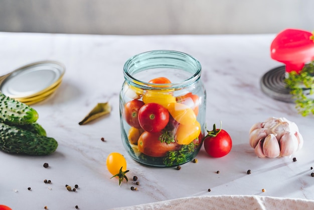 tomates multicoloridos em uma jarra na mesa, conservação, espaços em branco