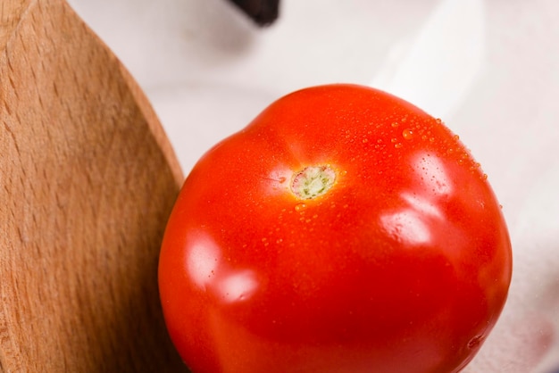 Tomates na mesa da cozinha de perto, comida caseira