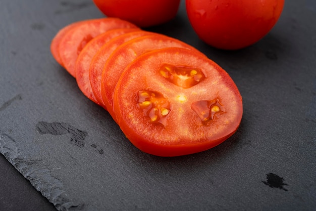 Tomates na mesa. Fatias de tomate bem picadas