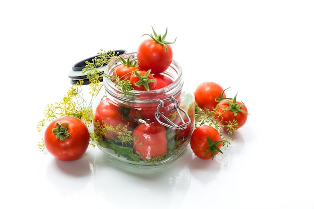 Tomates naturales frescos con especias preparados para la conservación aislado sobre fondo blanco.