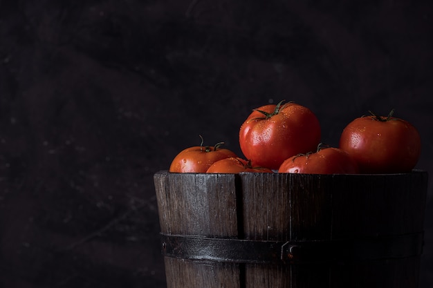 tomates no look vintage de balde de madeira