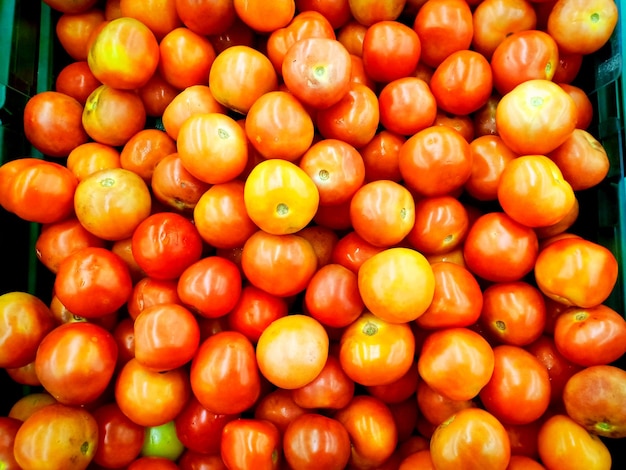 Tomates no mercado fresco.