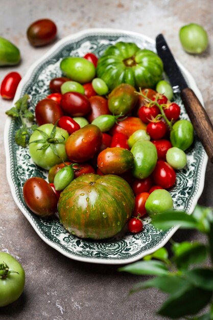 Tomates orgánicos coloridos en un plato vintage