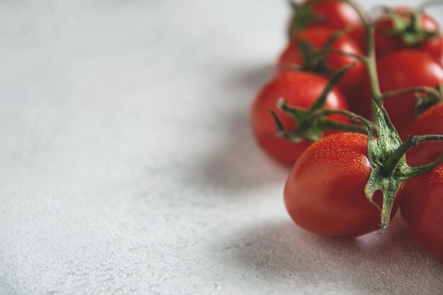 Tomates orgânicos maduros frescos