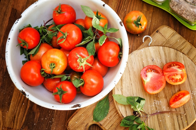 Tomates orgánicos maduros en un tazón a bordo