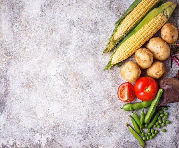 Tomates, patatas, maíz, guisantes y remolachas.