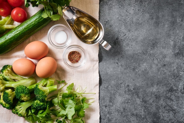 Tomates, pepinos, huevos, repollo, especias y hierbas.