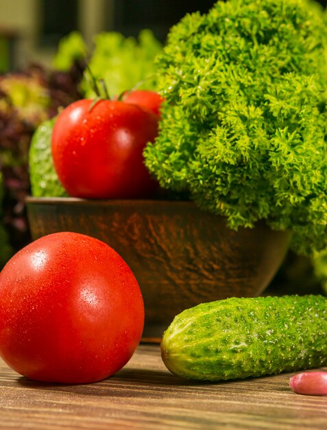 Foto tomates y pepinos en una mesa de madera