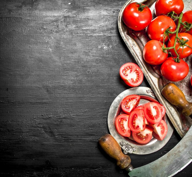 tomates picados en una bandeja de acero.