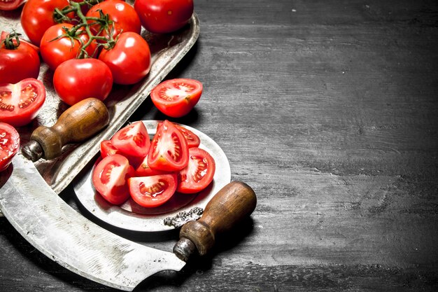 tomates picados en una bandeja de acero.