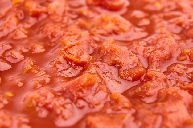 Tomates picados en fondo de comida de jugo de tomate