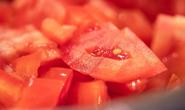 Tomates picados en fotografía macro.