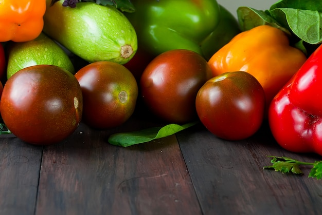 tomates, pimientos, pepino y hierbas vegetales frescos