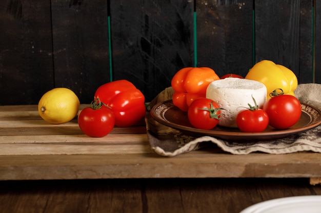 Tomates, pimientos y queso blanco.