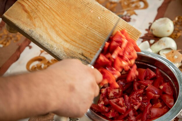 Tomates que caen en un recipiente