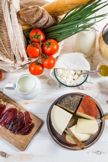 Tomates y queso en mesa de madera