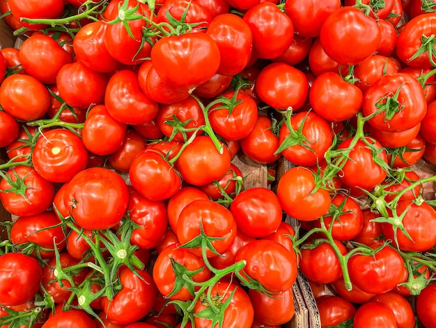 tomates en una rama verde frutos de tomate cherry en el mostrador de la tienda del mercado alimentos saludables