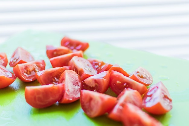 Tomates rebanados en una tabla para cortar