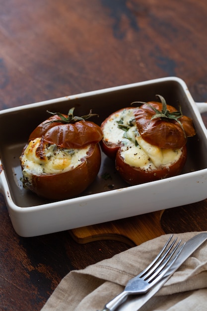 Tomates recheados com creme de queijo, requeijão e manjericão