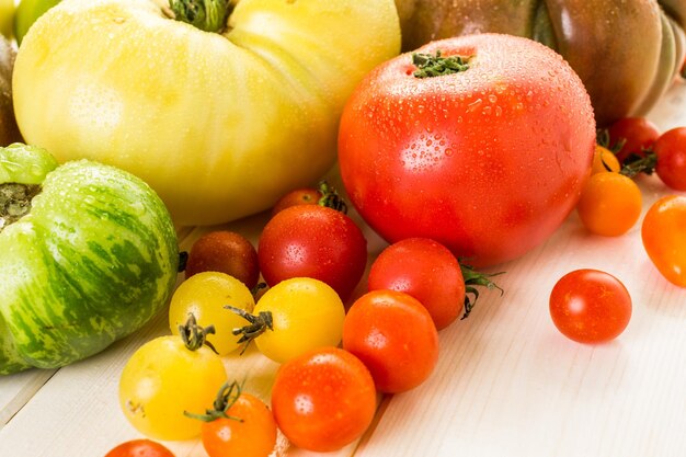 Tomates reliquia orgánicos de la granja del patio trasero.