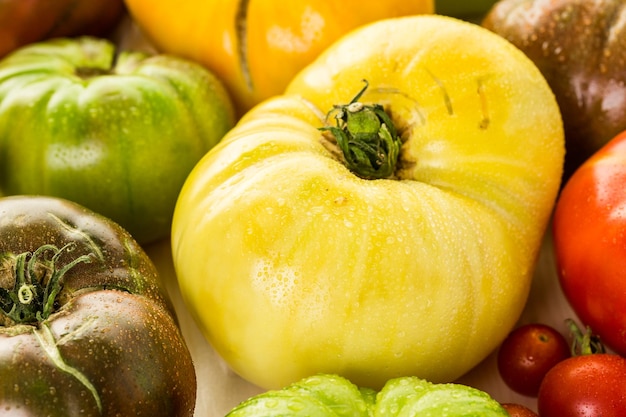 Tomates reliquia orgánicos de la granja del patio trasero.