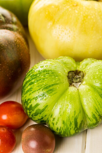 Foto tomates reliquia orgánicos de la granja del patio trasero.