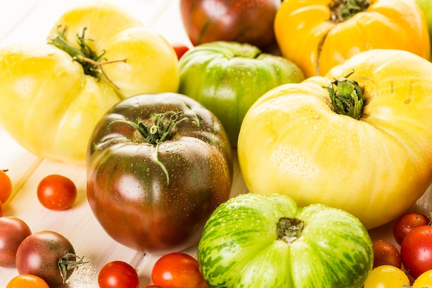 Tomates reliquia orgánicos de la granja del patio trasero.