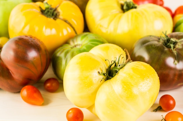 Foto tomates reliquia orgánicos de la granja del patio trasero.