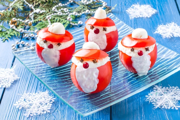 Tomates rellenos en forma de Papá Noel para Navidad