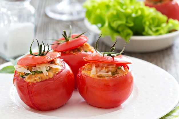Tomates rellenos con queso y migas de pan